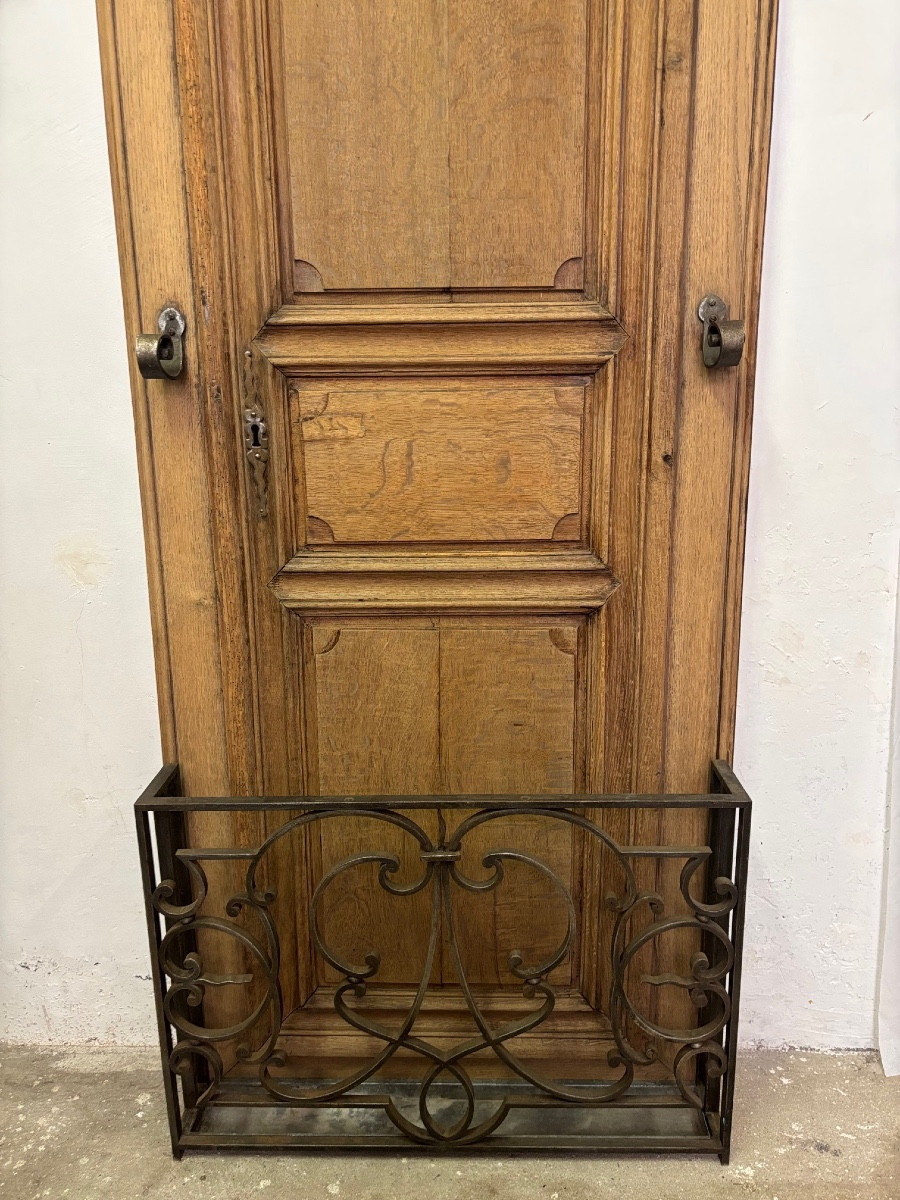 Oak Cloakroom Consisting Of An 18th Century Door With 5 Hooks And An Umbrella Stand-photo-3