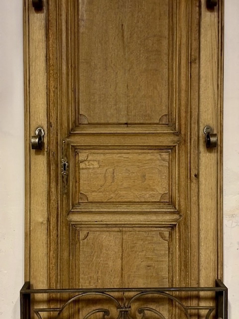 Oak Cloakroom Consisting Of An 18th Century Door With 5 Hooks And An Umbrella Stand-photo-1