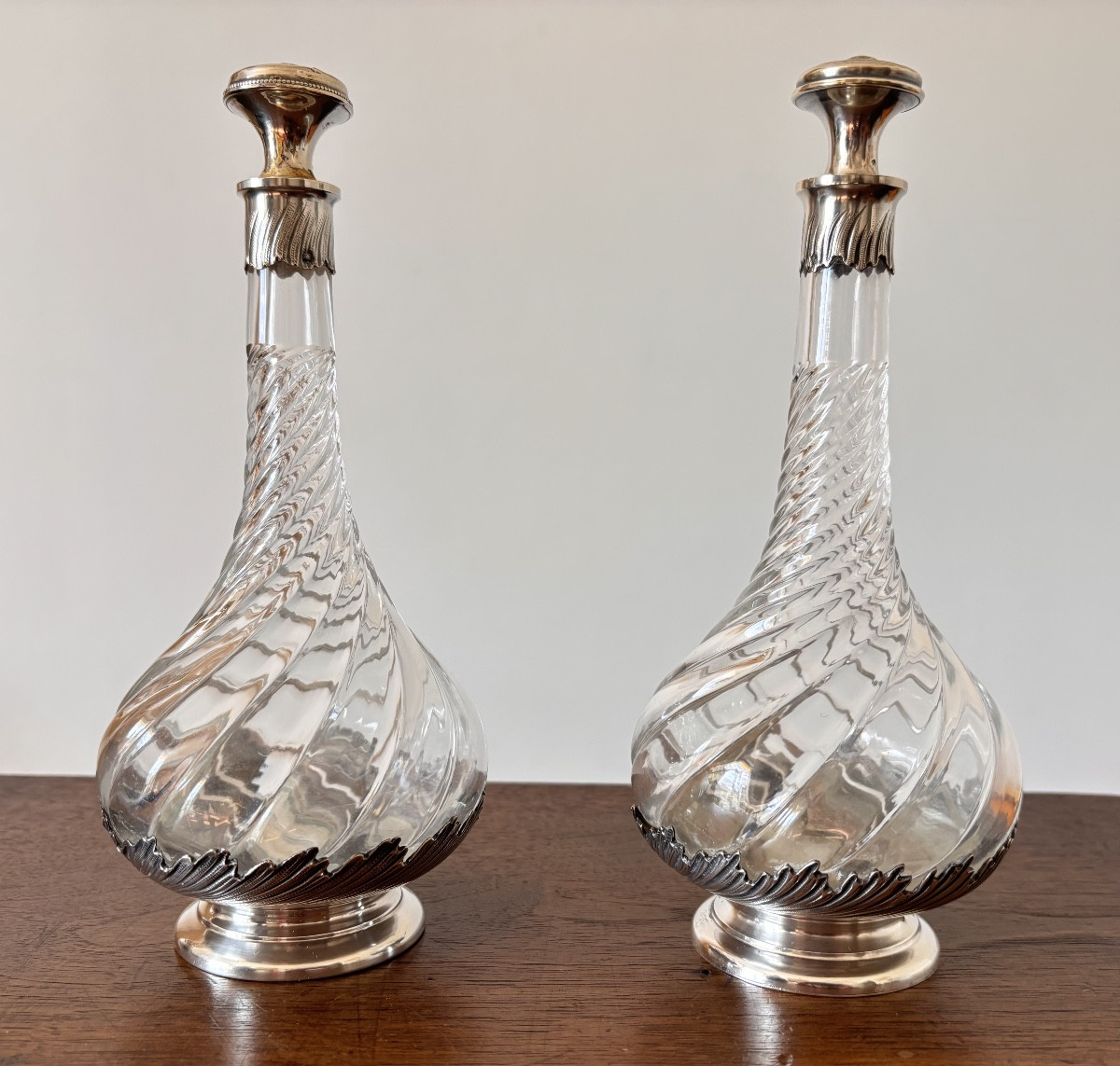 Pair Of Footed Liqueur Decanters With Silver Handles And Mounts On A Silver-plated Metal Tray-photo-3