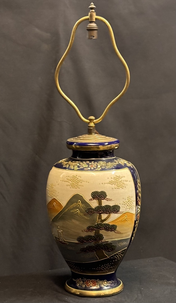 Lampe en faience de Satsuma à décor paysager d'un côté et de 3 geishas de l'autre , Japon XXème