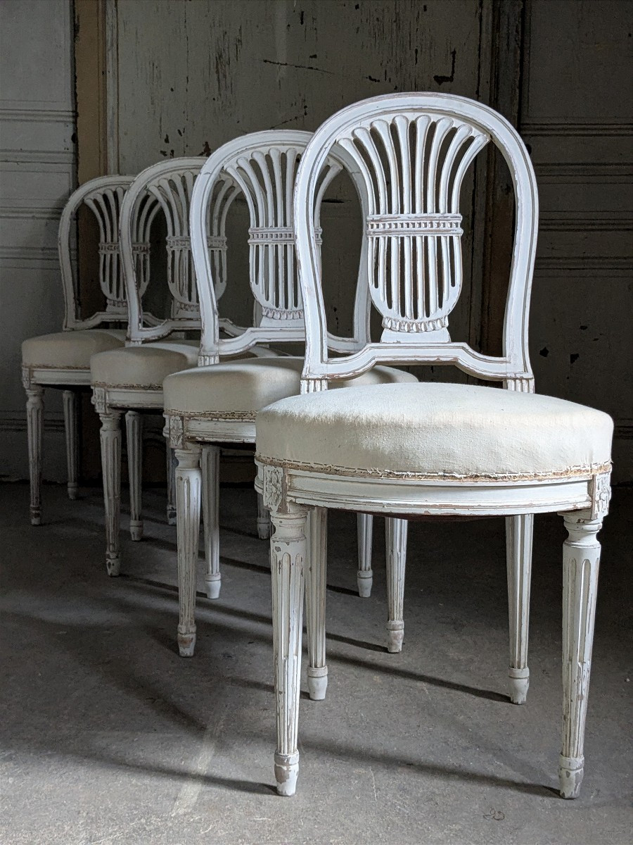 Suite de 4 chaises de style Louis XVI