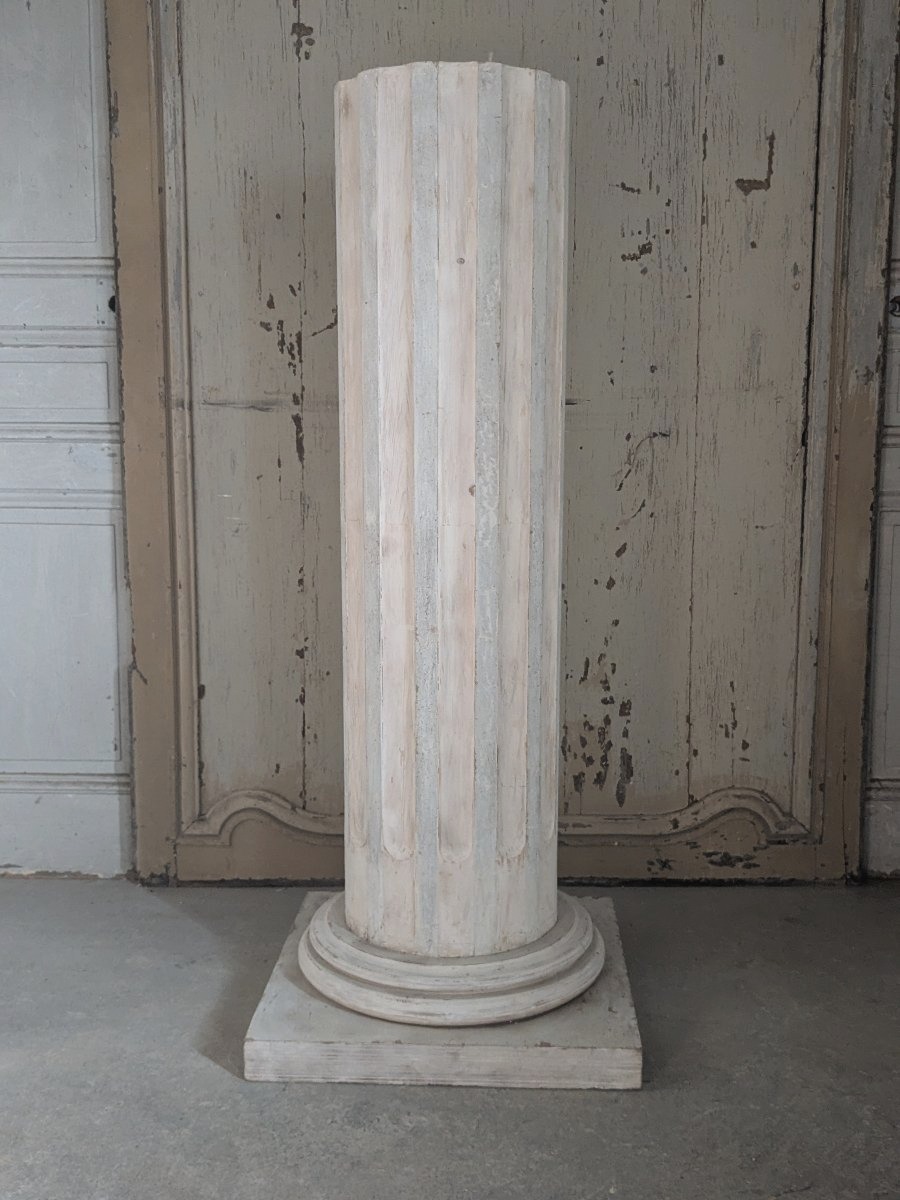Imposante colonne de style Louis XVI 