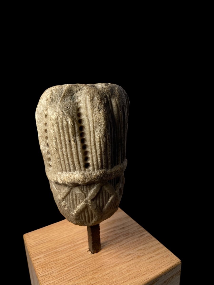 Small Capital - Roman - 11th > 12th Century-photo-4