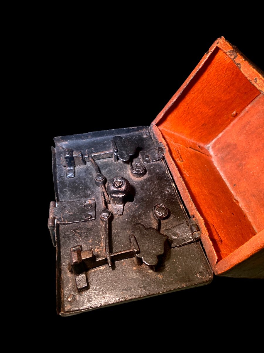 Un petit coffre avec clé et cadenas - XVIIe siècle-photo-3
