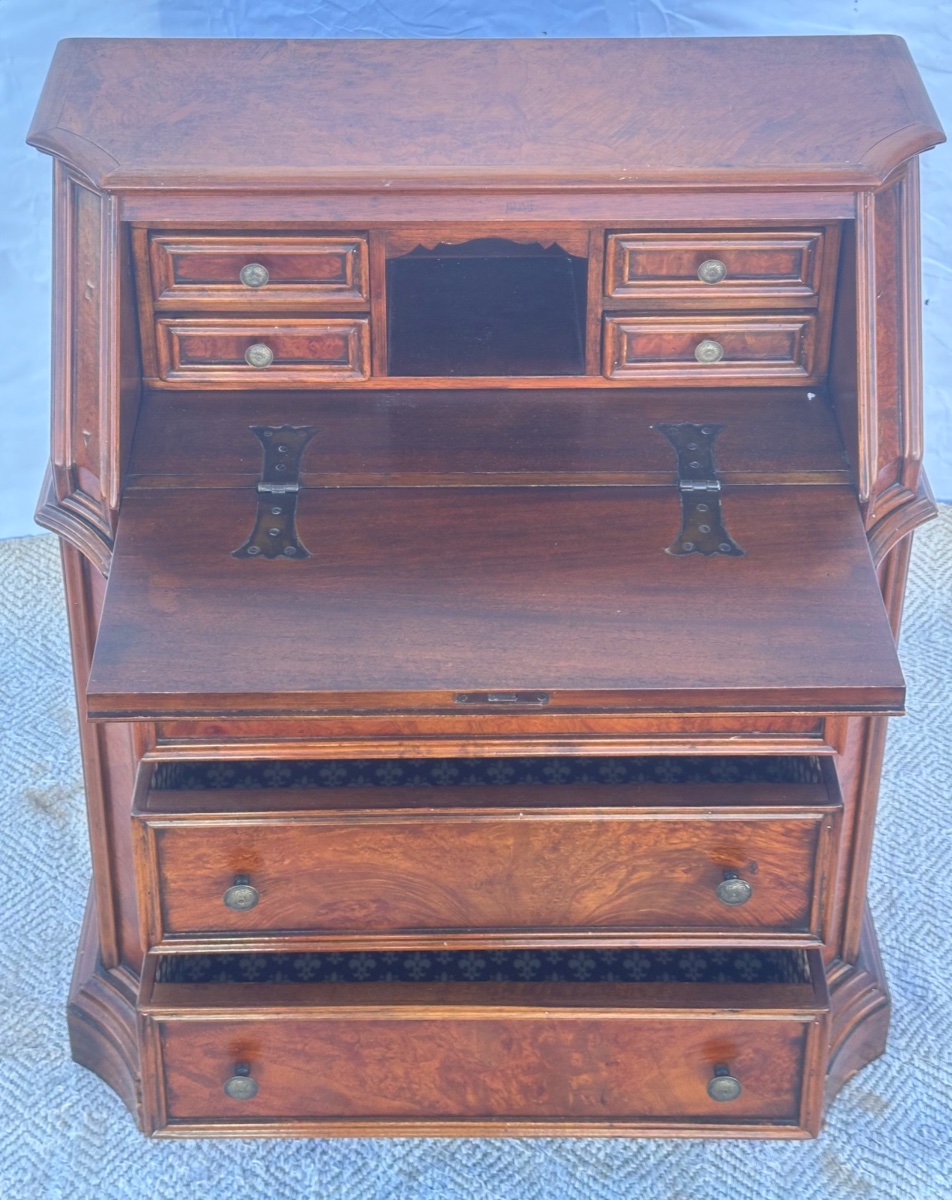 Secretary-photo-2