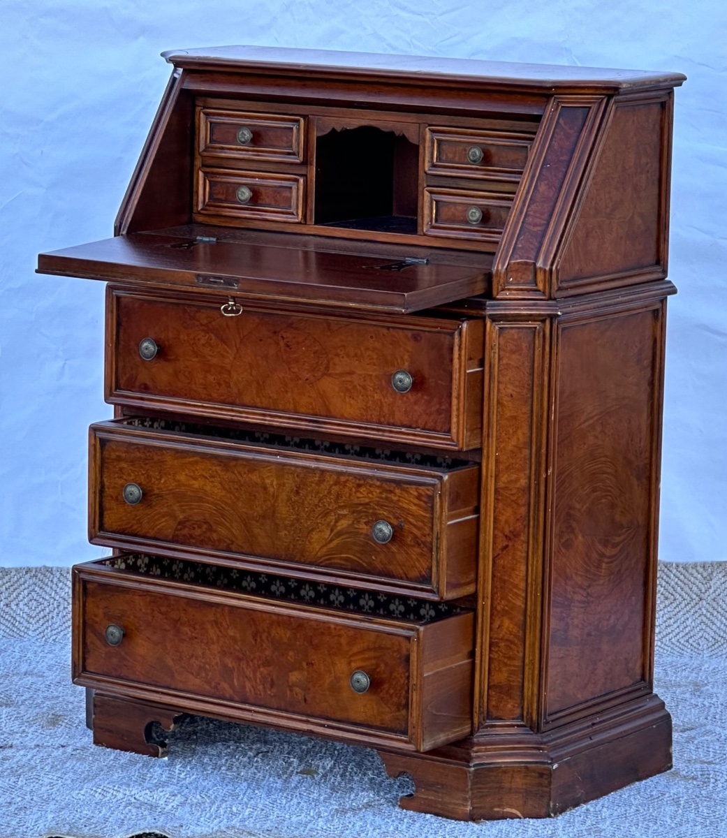 Secretary-photo-3