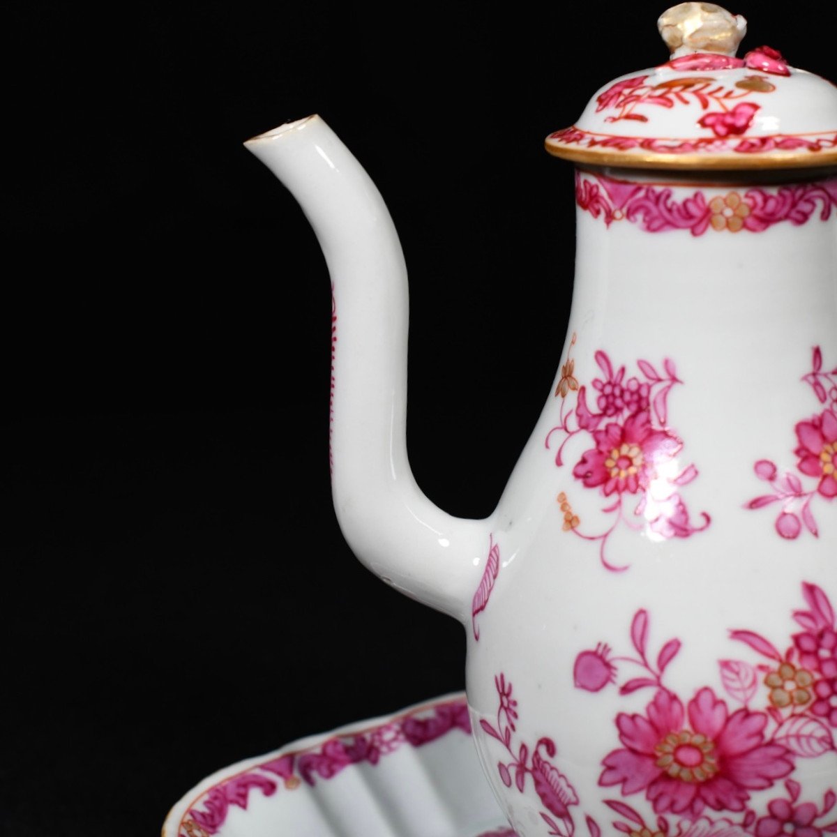 Coffee Pot And Its Porcelain Display With Floral Decor - China Eighteenth Period Qianlong-photo-4