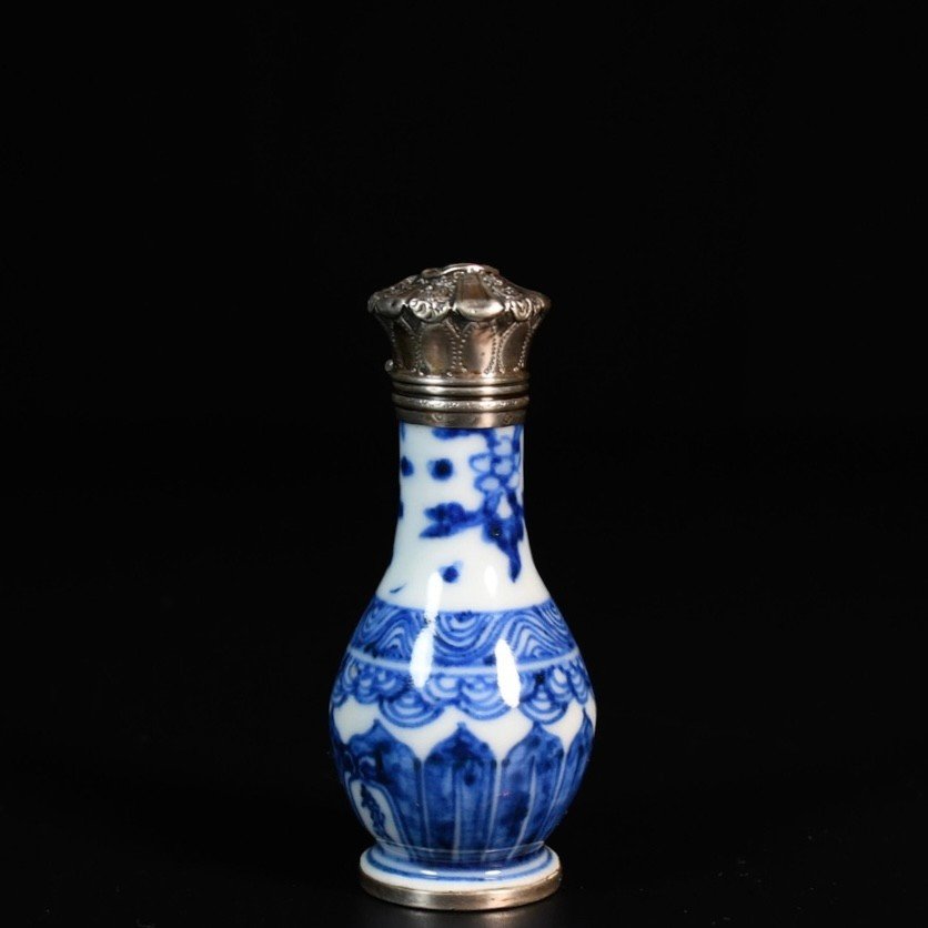 Flacon En Porcelaine à Décor Bleu Et Blanc De Frises  - Chine XVIIIe Période Kangxi