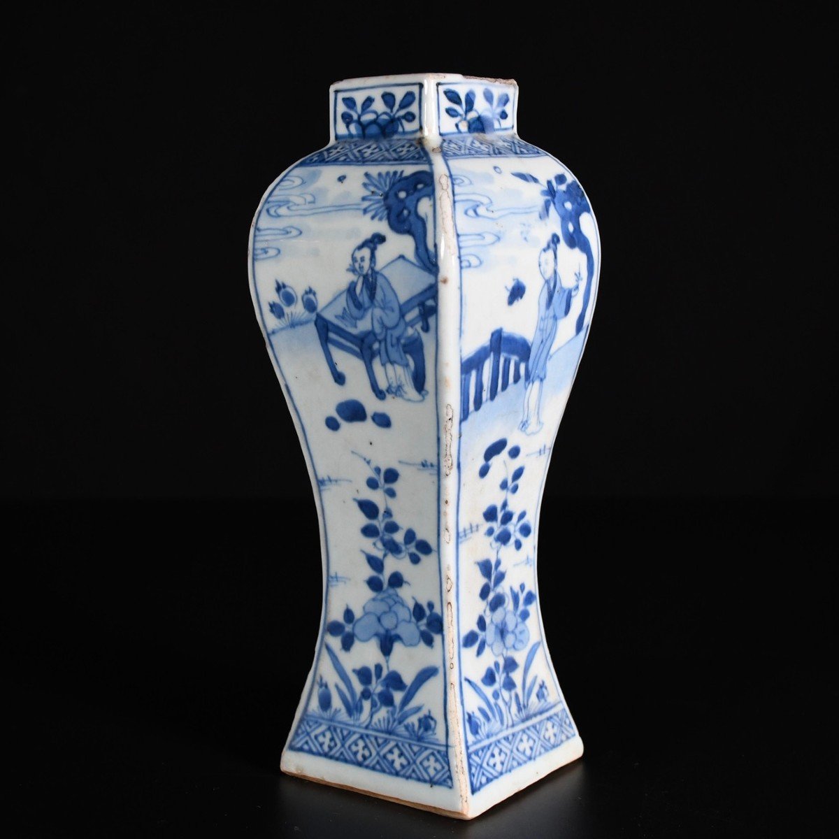 Vase En Porcelaine à Décor Bleu Et Blanc De Personnages -  Chine XVIIIe Période Kangxi