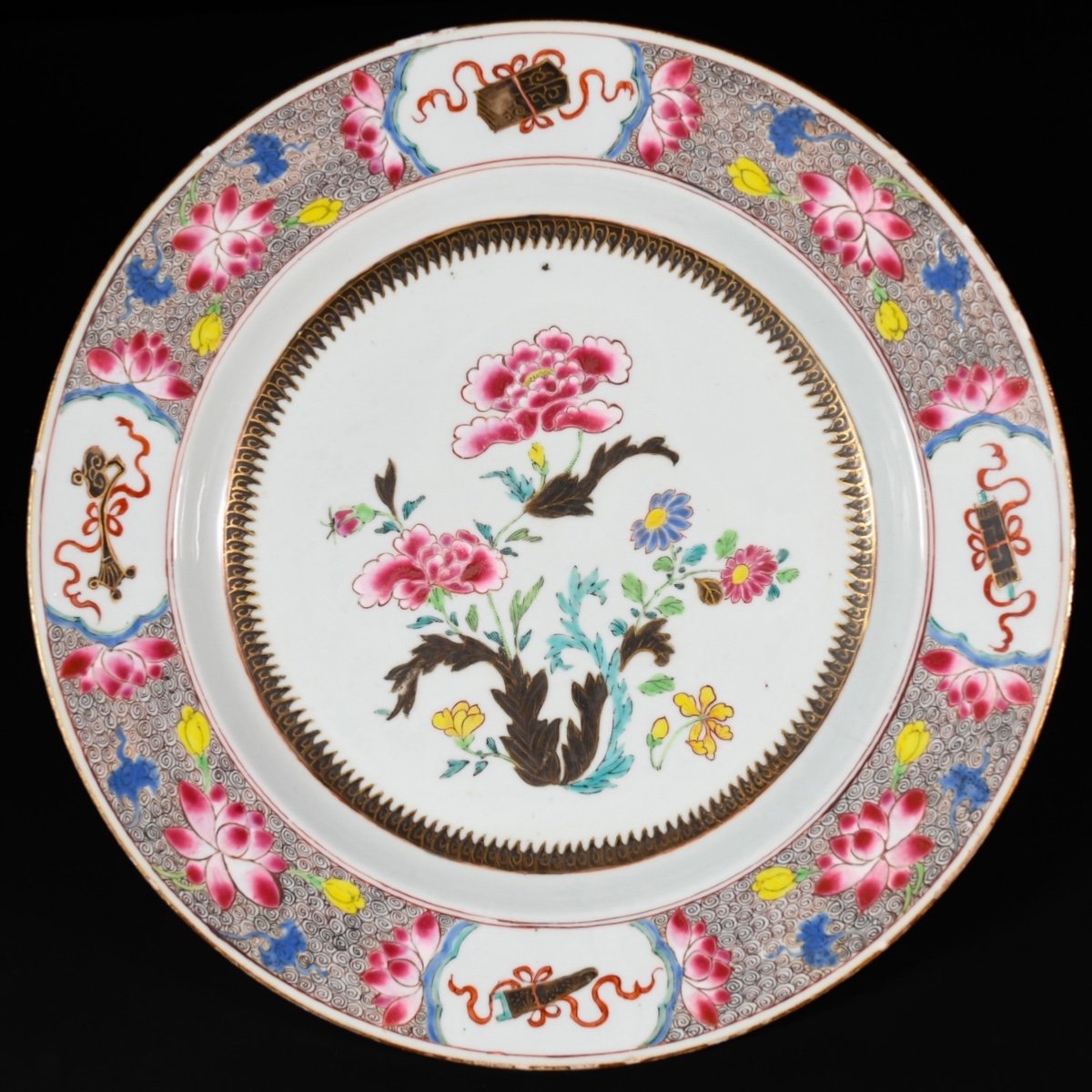 Important Plat En Porcelaine Aux émaux De La Famille Rose - Chine XVIIIe Période Yongzheng
