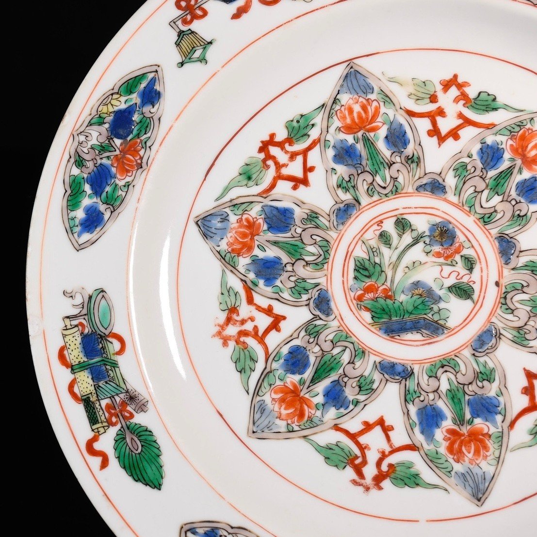 Plate With Famille Verte Enamels With Buddhist Attributes - China 18th Kangxi Period-photo-1