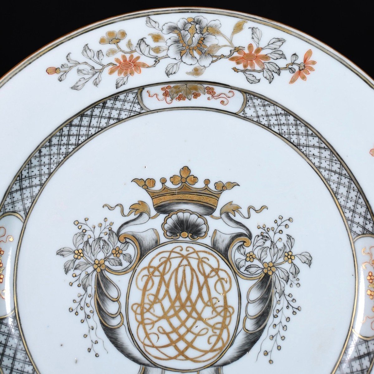 Assiette En Porcelaine à Décor En Grisaille Et Or d'Un Blason - Chine XVIIIe Période Qianlong-photo-2