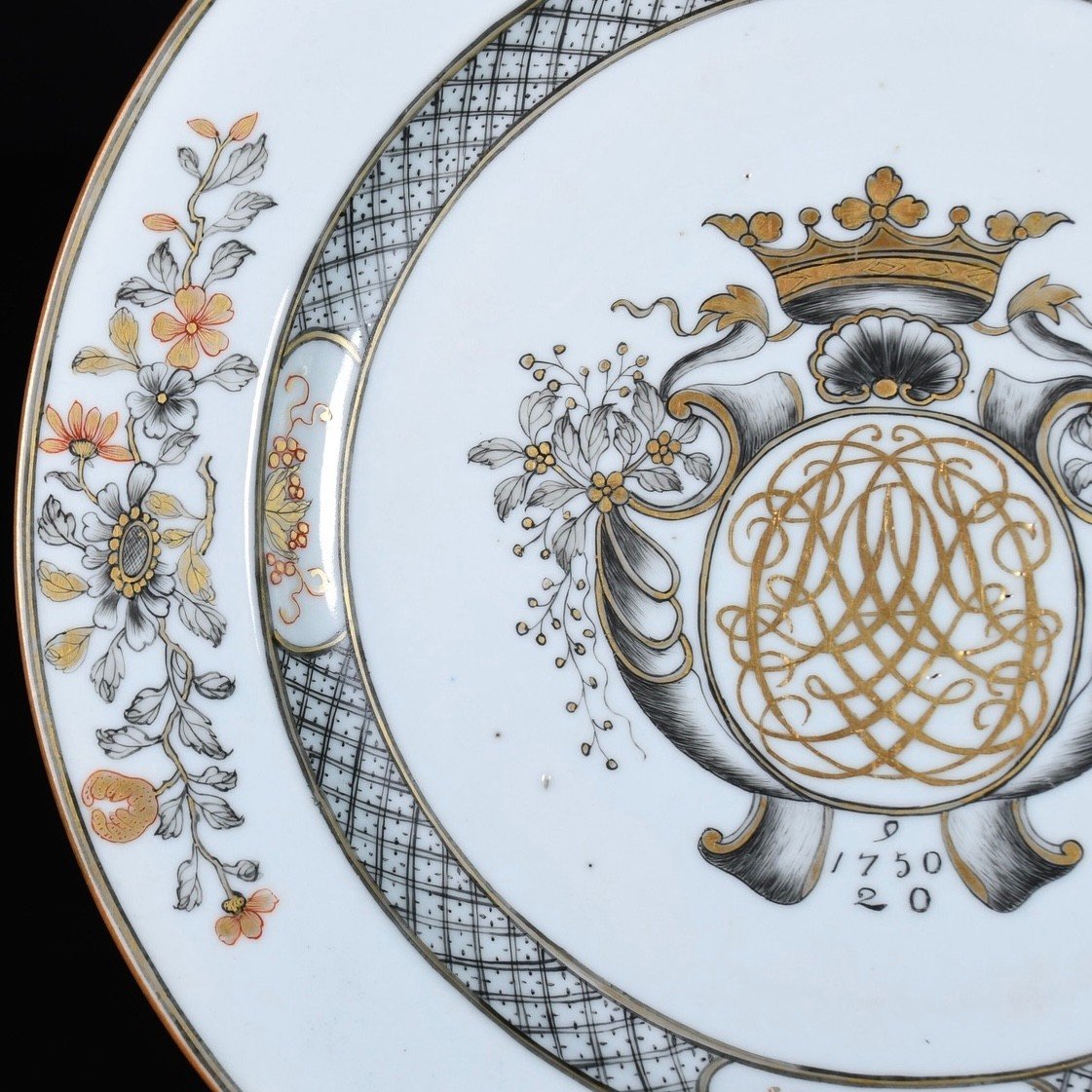Assiette En Porcelaine à Décor En Grisaille Et Or d'Un Blason - Chine XVIIIe Période Qianlong-photo-1