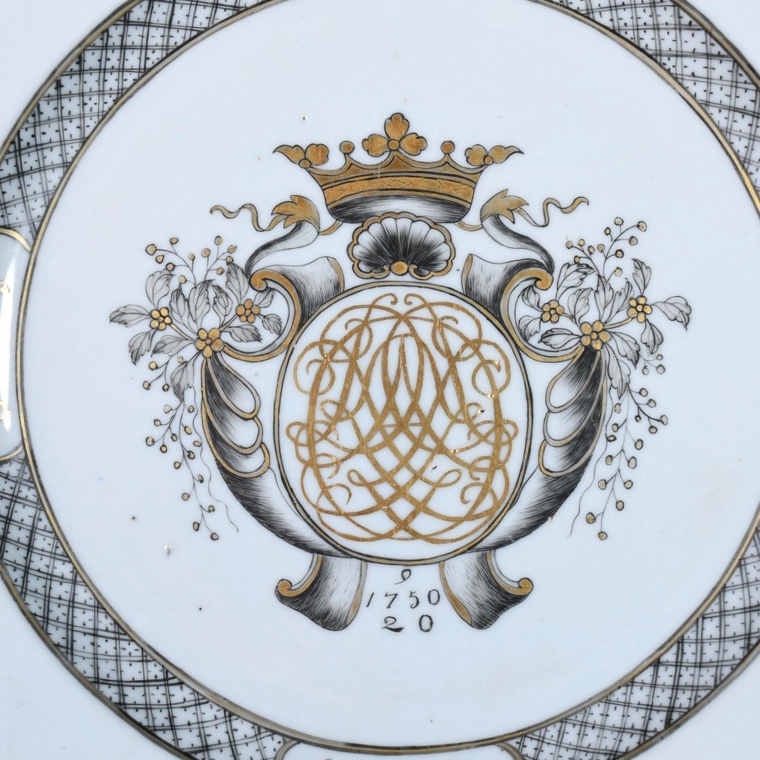 Assiette En Porcelaine à Décor En Grisaille Et Or d'Un Blason - Chine XVIIIe Période Qianlong-photo-2