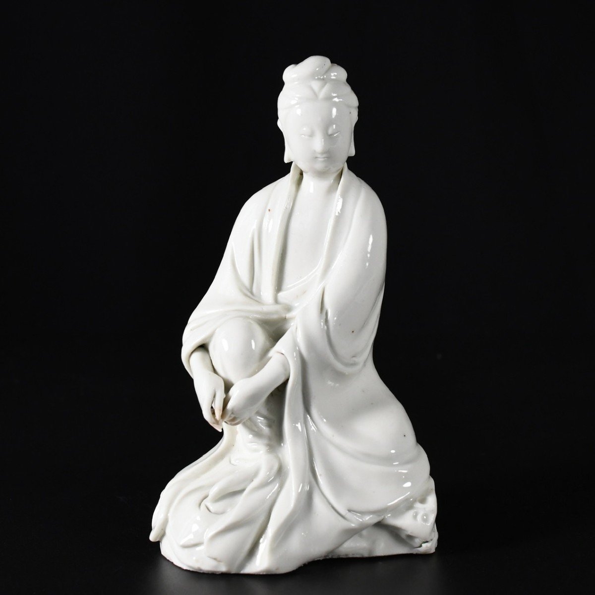 Guanyin En Porcelaine Dit "Blanc De Chine" - Chine Fin De La Dynastie Ming Dehua