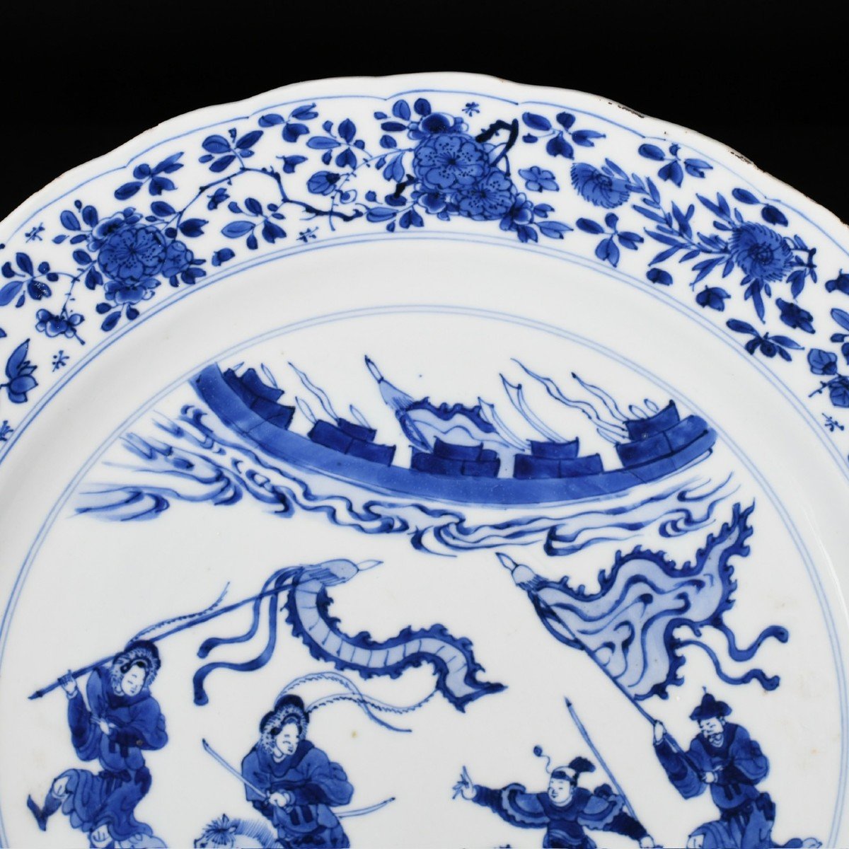 Grand Plat Lobé En Porcelaine à Décor Bleu Et Blanc De Cavaliers - Chine XVIIIe Période Kangxi-photo-2