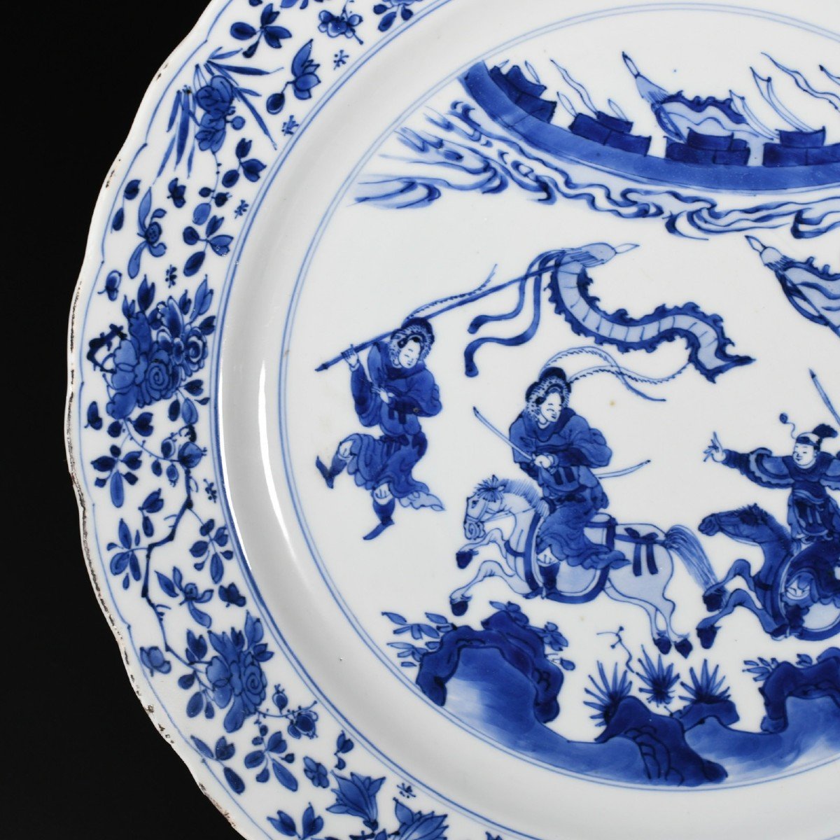 Grand Plat Lobé En Porcelaine à Décor Bleu Et Blanc De Cavaliers - Chine XVIIIe Période Kangxi-photo-1