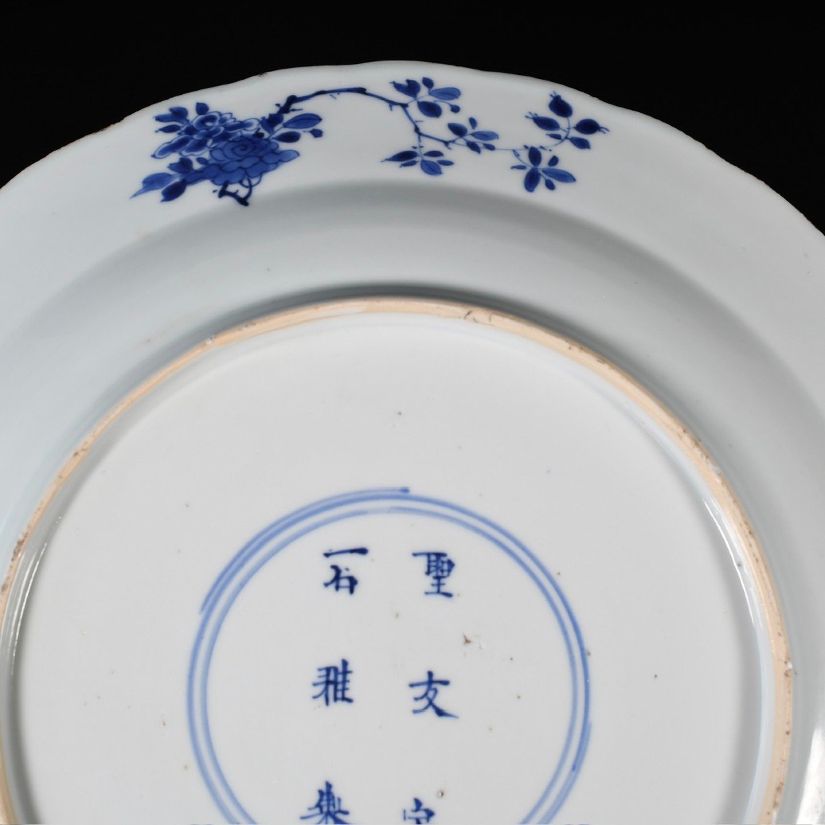 Grand Plat Lobé En Porcelaine à Décor Bleu Et Blanc De Cavaliers - Chine XVIIIe Période Kangxi-photo-4