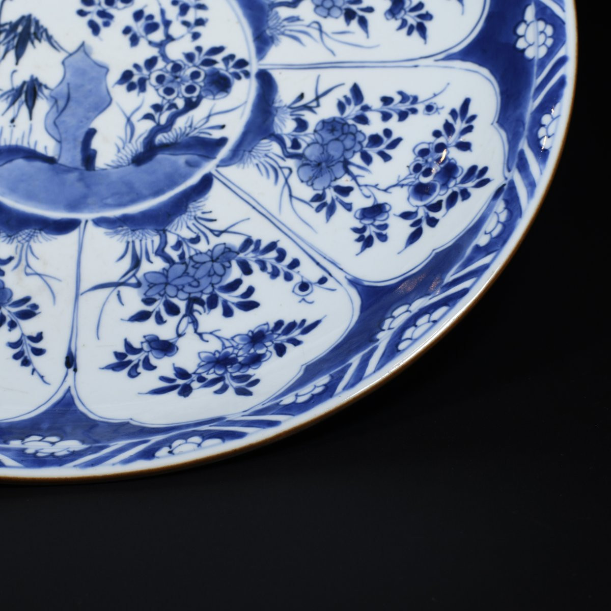 Très large plat à décor bleu et blanc de prunus et de bambous - Chine XVIIIE Période Kangxi-photo-1