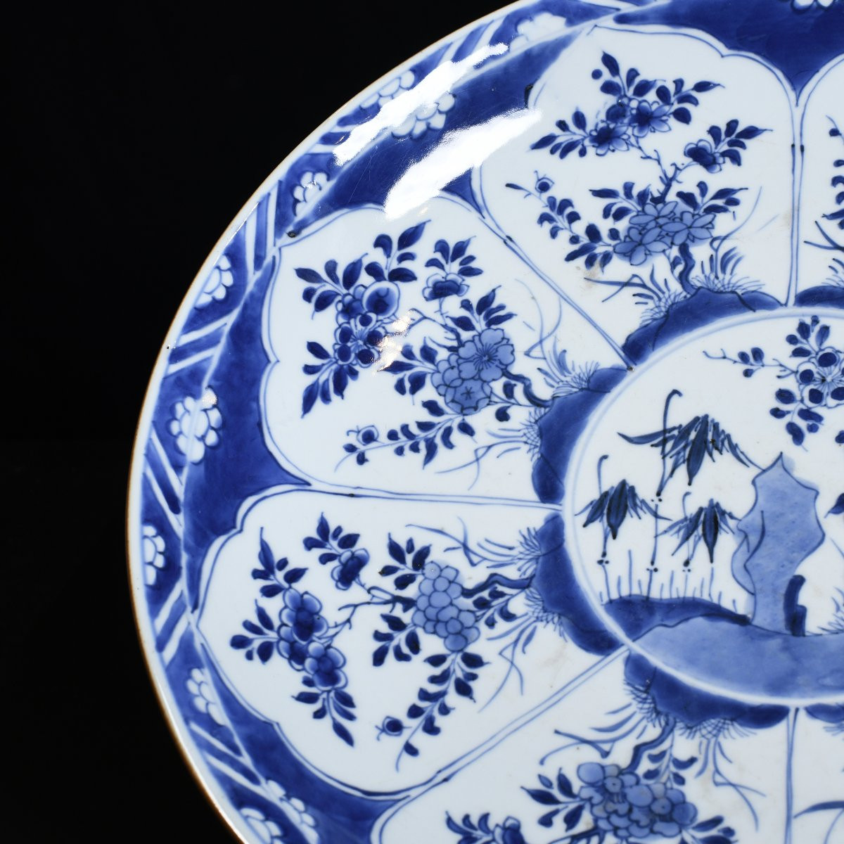 Très large plat à décor bleu et blanc de prunus et de bambous - Chine XVIIIE Période Kangxi-photo-3