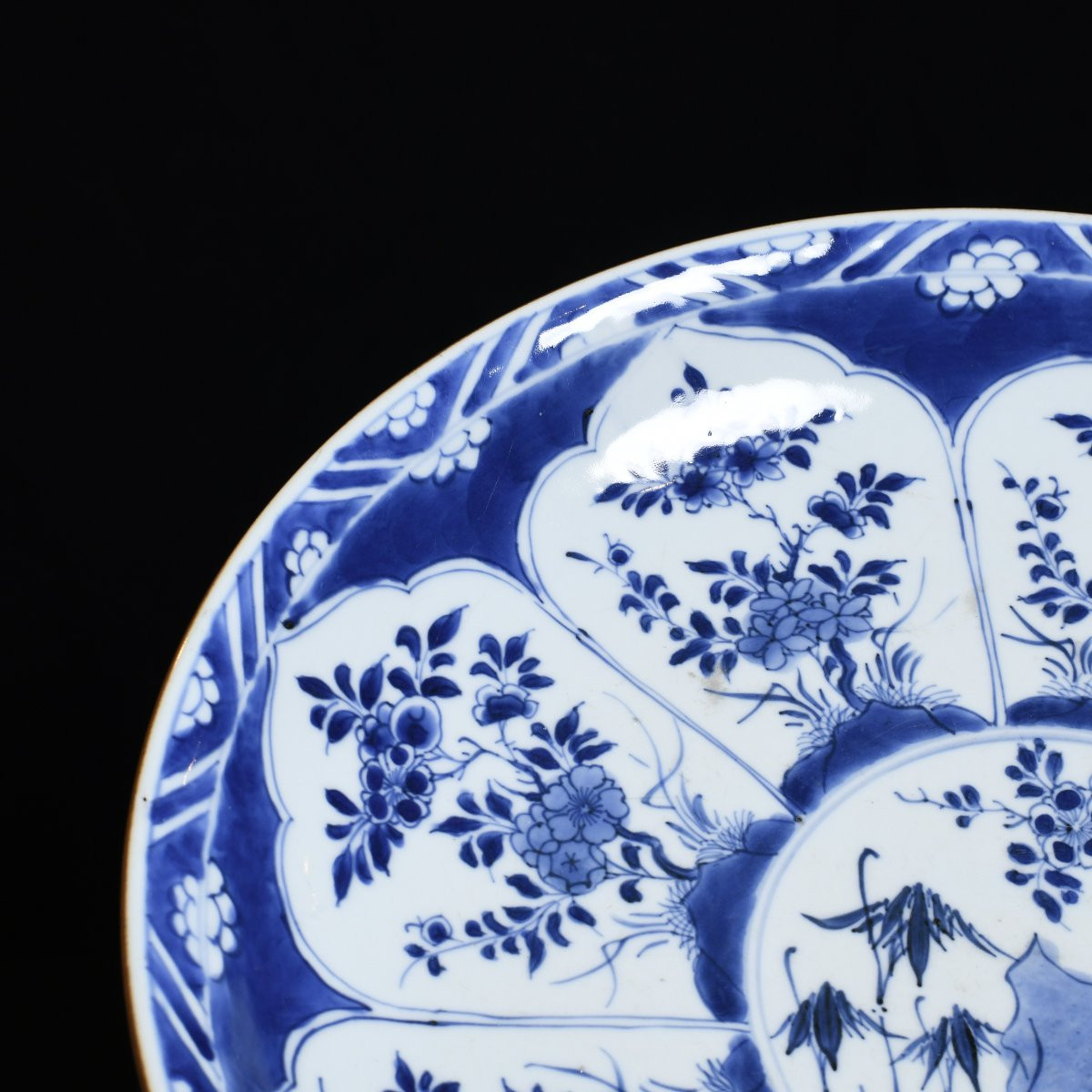 Très large plat à décor bleu et blanc de prunus et de bambous - Chine XVIIIE Période Kangxi-photo-4