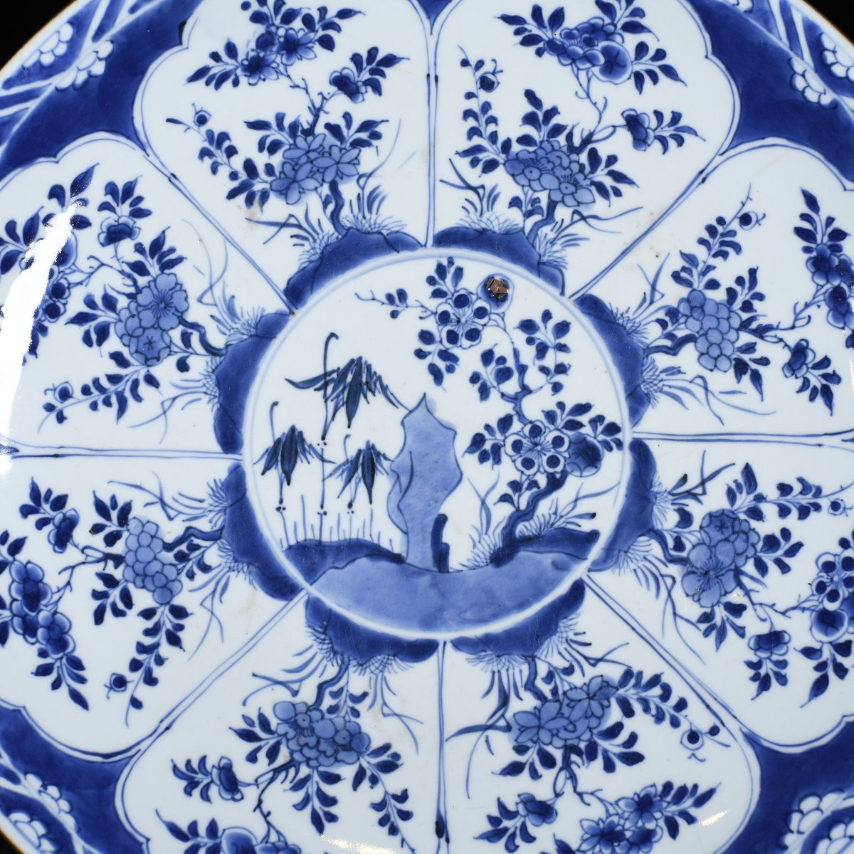 Très large plat à décor bleu et blanc de prunus et de bambous - Chine XVIIIE Période Kangxi-photo-5