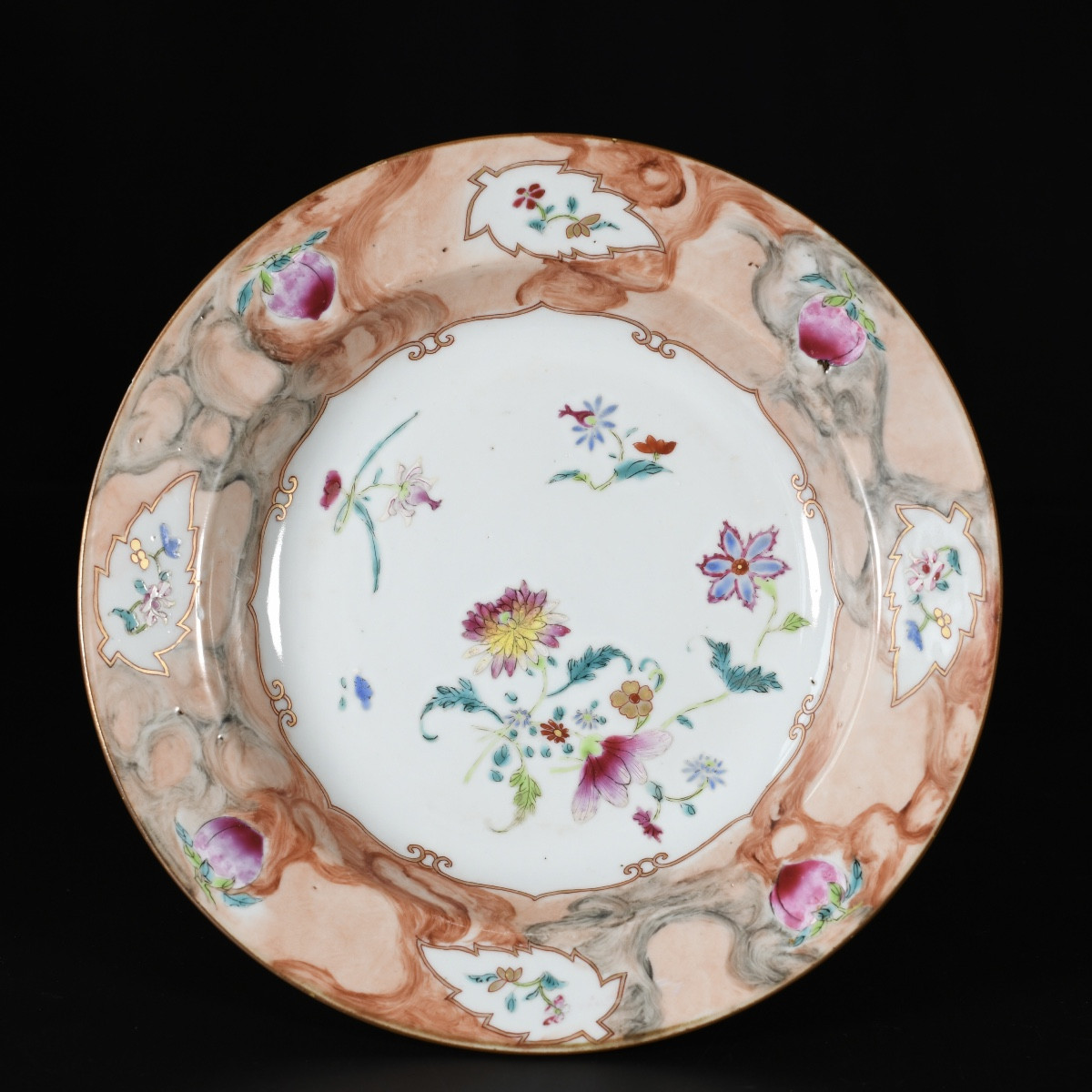 Assiette aux émaux de la Famille Rose dit Faux-Marbre - Chine XVIIIE Période Qianlong