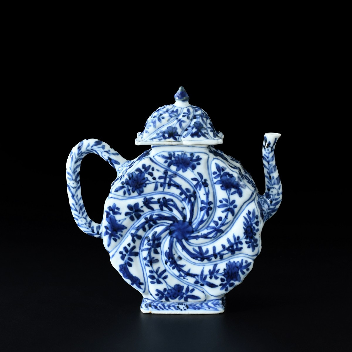 Verseuse bleu et blanc en forme de flasque - Chine XVIIIe Période Kangxi