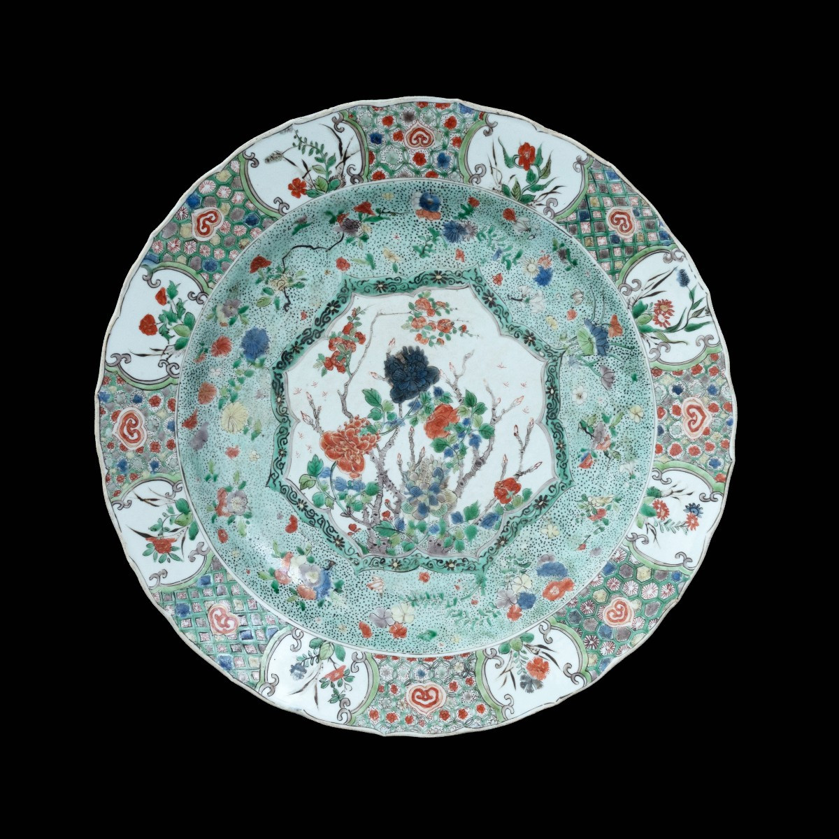 Large plat aux émaux de la Famille Verte - Chine XVIIIe Période Kangxi