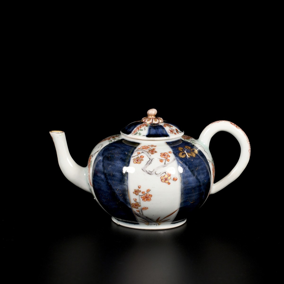 Théière à décor Imari de branches de prunus - Japon, Edo, c.1700