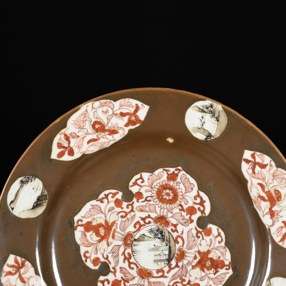 Assiette à décor capucin, rouge de fer et grisaille - Chine XVIIIe Période Qianlong-photo-2