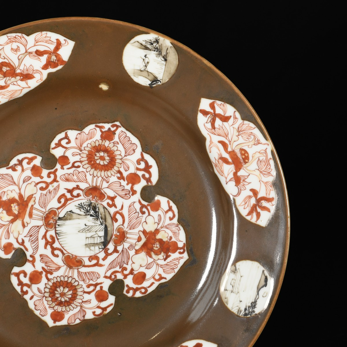 Assiette à décor capucin, rouge de fer et grisaille - Chine XVIIIe Période Qianlong-photo-3