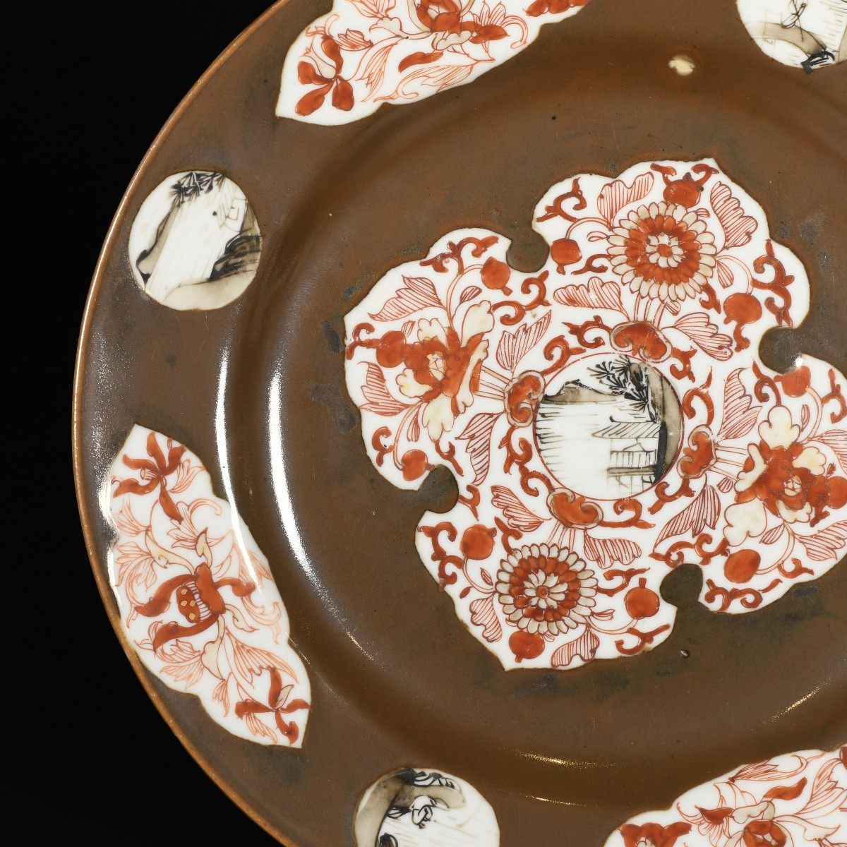 Assiette à décor capucin, rouge de fer et grisaille - Chine XVIIIe Période Qianlong-photo-1