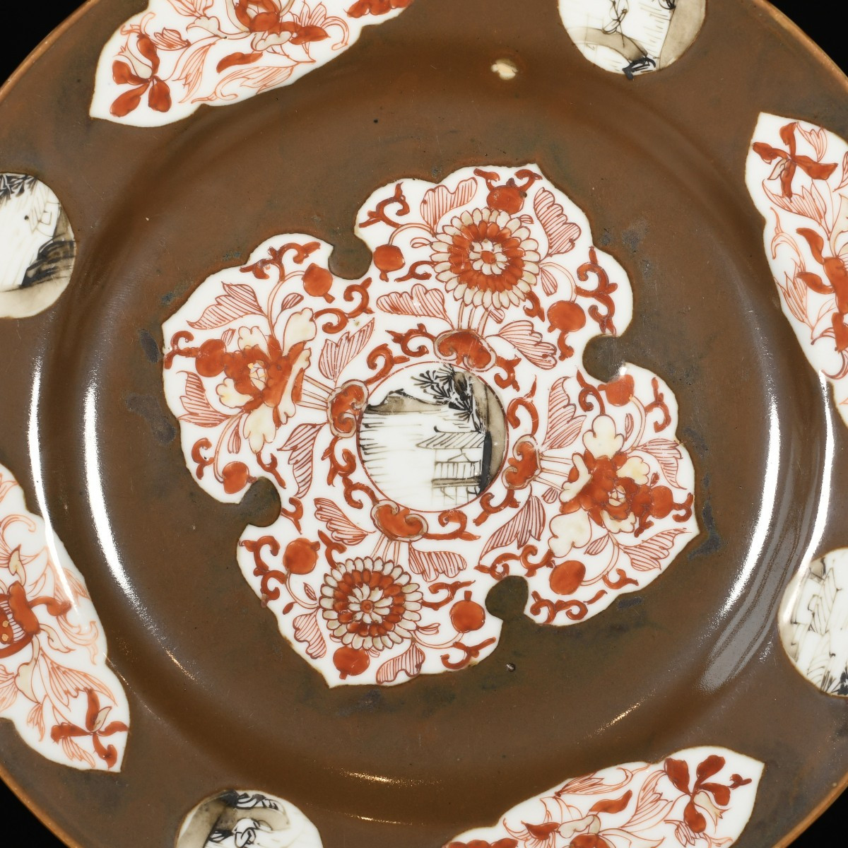 Assiette à décor capucin, rouge de fer et grisaille - Chine XVIIIe Période Qianlong-photo-2