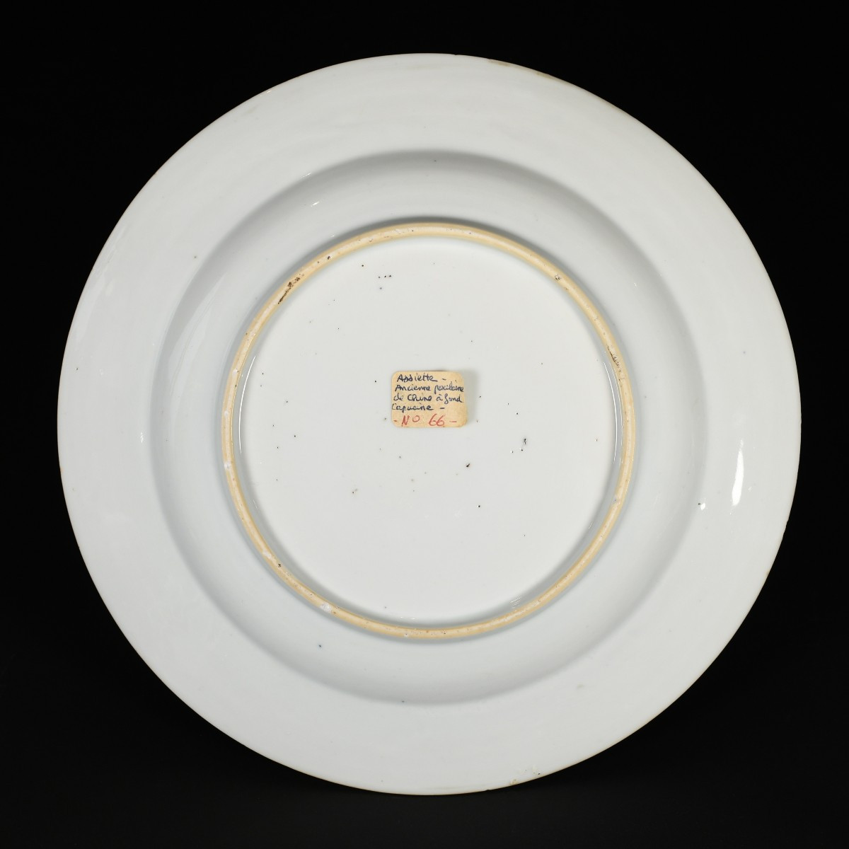 Assiette à décor capucin, rouge de fer et grisaille - Chine XVIIIe Période Qianlong-photo-3