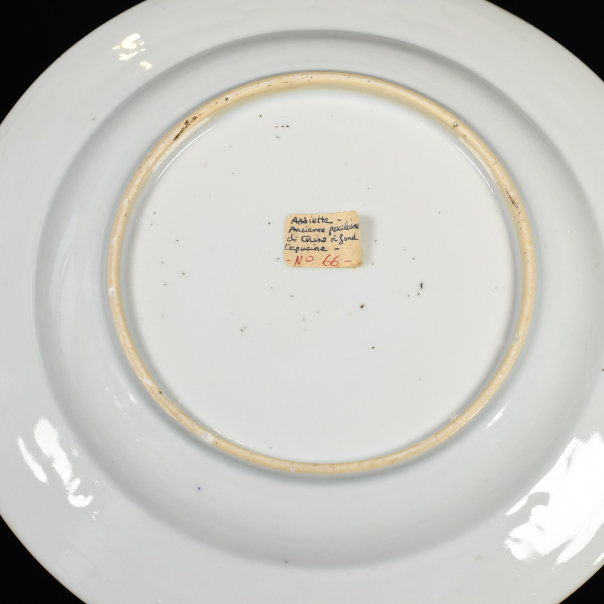 Assiette à décor capucin, rouge de fer et grisaille - Chine XVIIIe Période Qianlong-photo-4