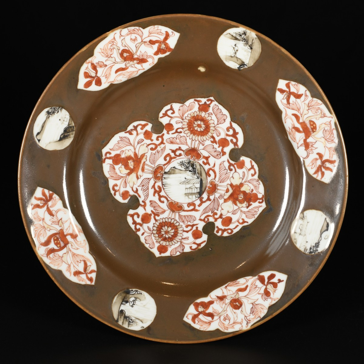 Assiette à décor capucin, rouge de fer et grisaille - Chine XVIIIe Période Qianlong