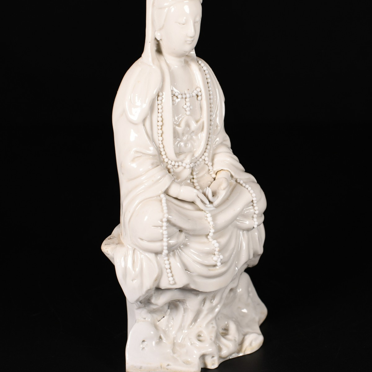 Guanyin "Blanc de Chine" assise sur un rocher - Chine XVIIe Période Kangxi-photo-3