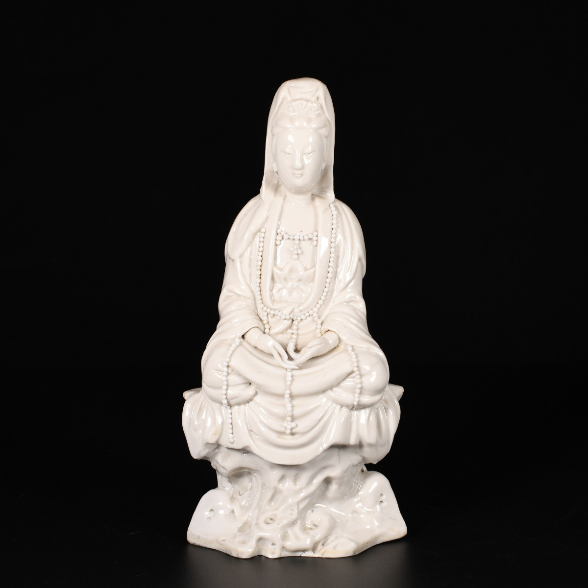 Guanyin "Blanc de Chine" assise sur un rocher - Chine XVIIe Période Kangxi