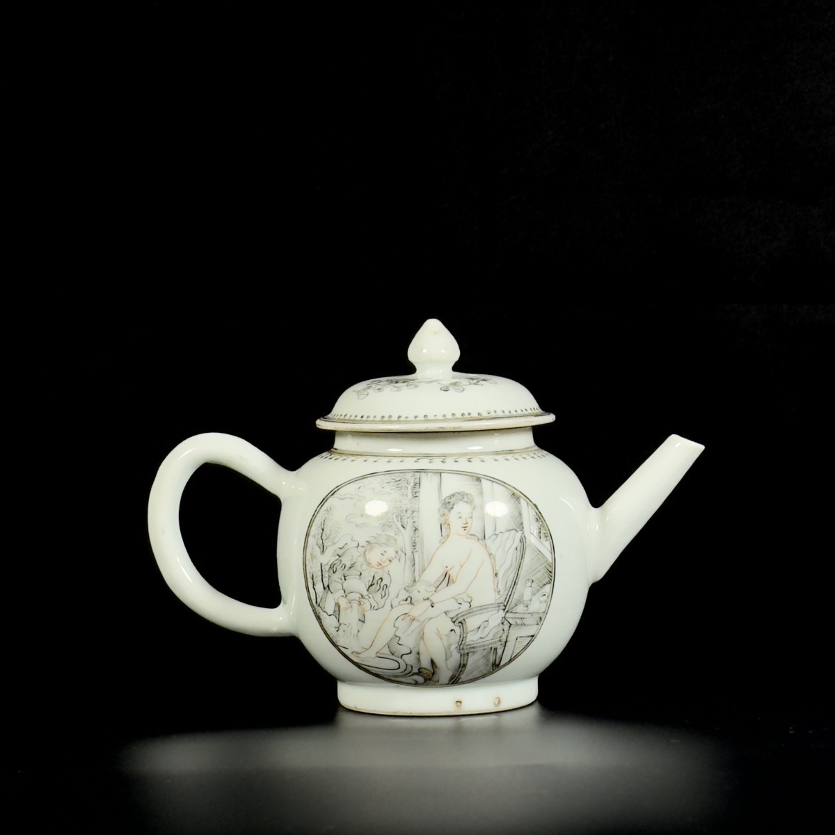 A Grisaille Teapot Depicting Venus At Her Bath - China 18th Qianlong Period-photo-2