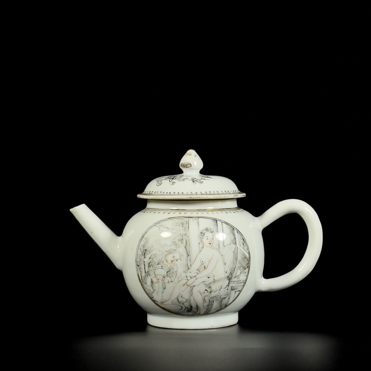 A Grisaille Teapot Depicting Venus At Her Bath - China 18th Qianlong Period