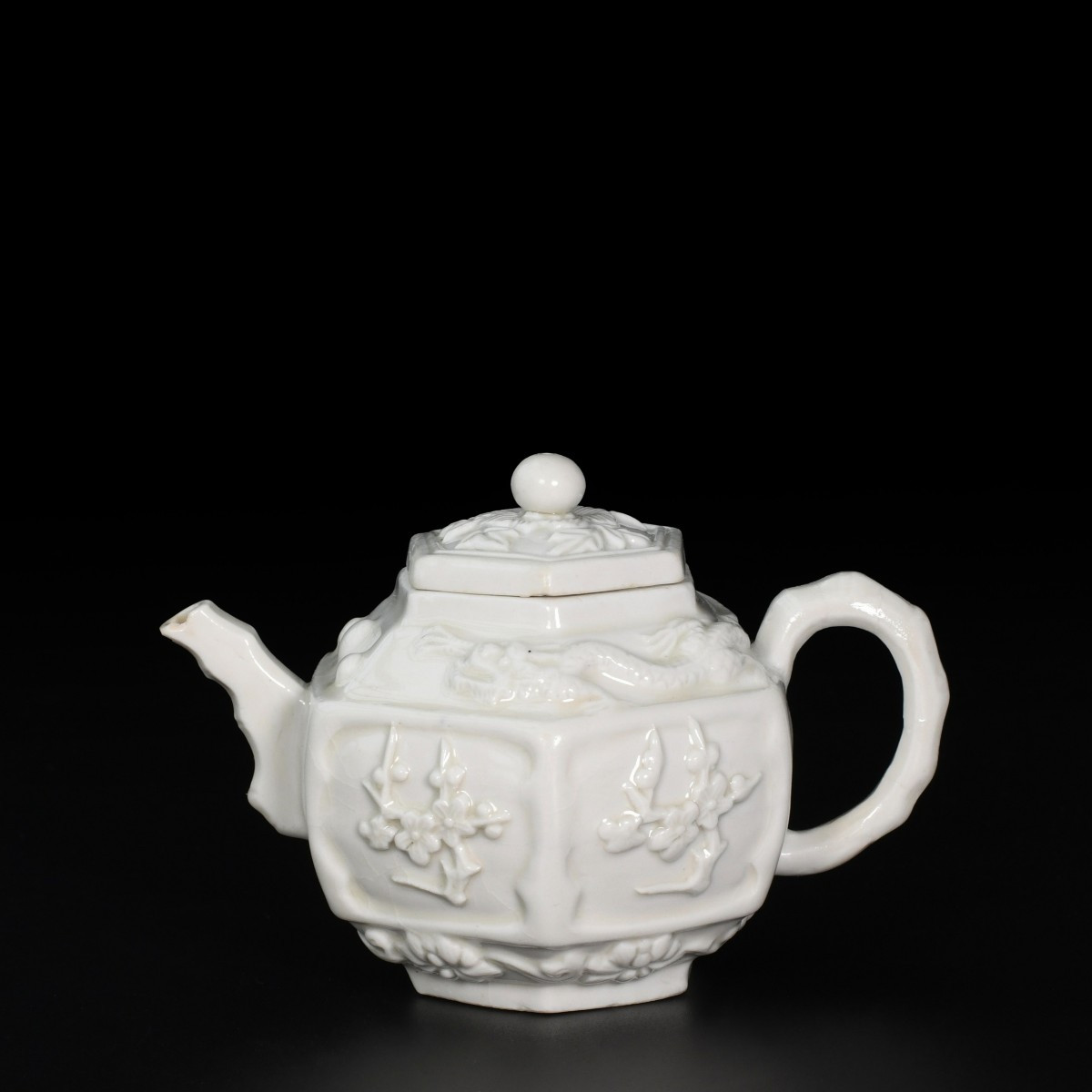 Théière Blanc de Chine à décor de dragons et prunus - Chine XVIIe Période Kangxi