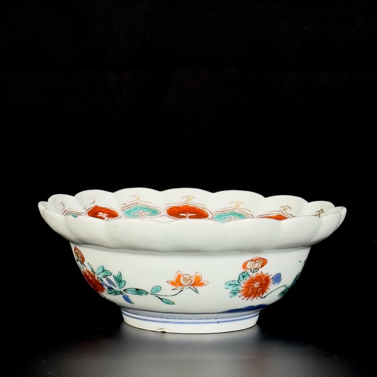 Bol lobée à décor floral Kakiemon - Japon XVIIe, Époque Edo -photo-4