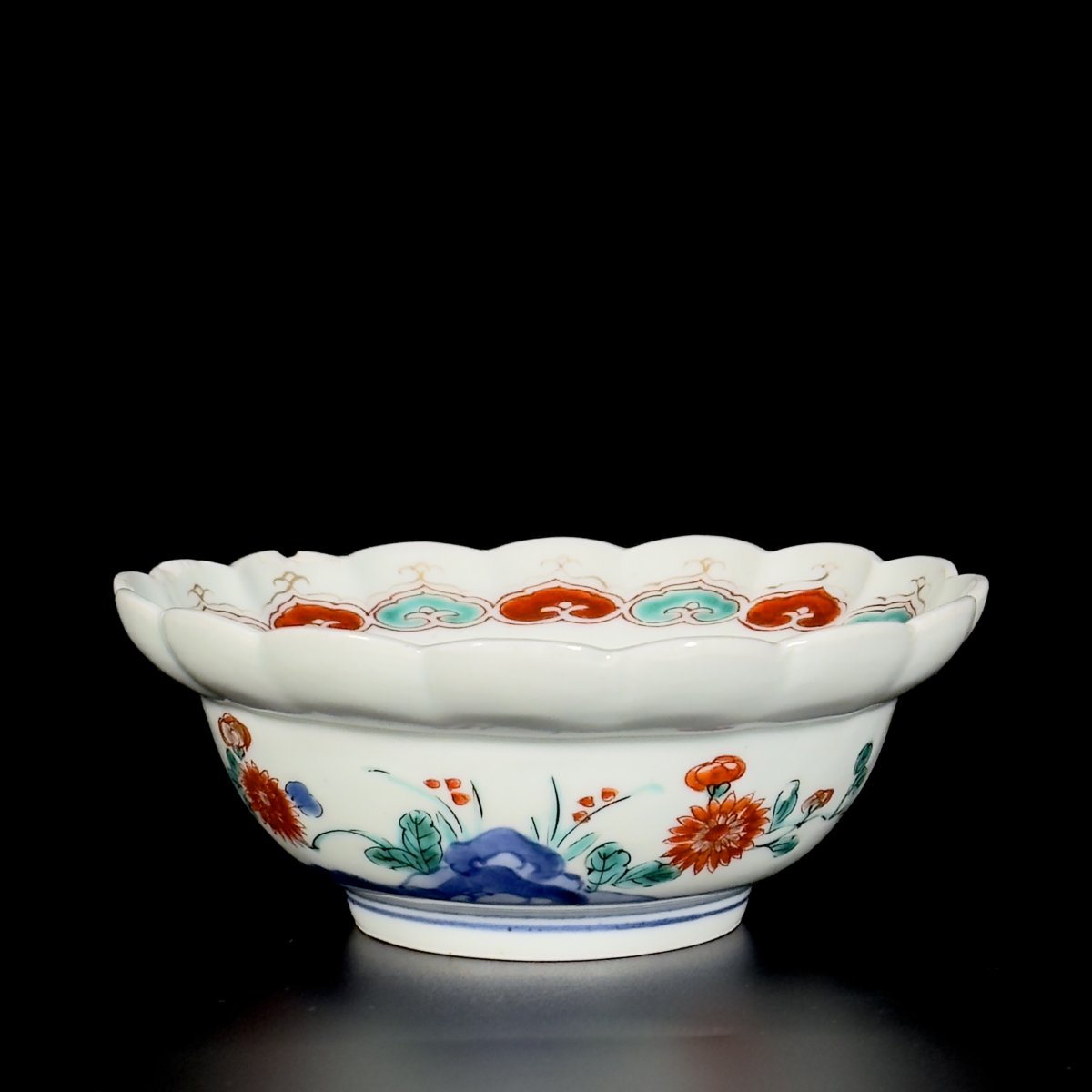 Bol lobée à décor floral Kakiemon - Japon XVIIe, Époque Edo 