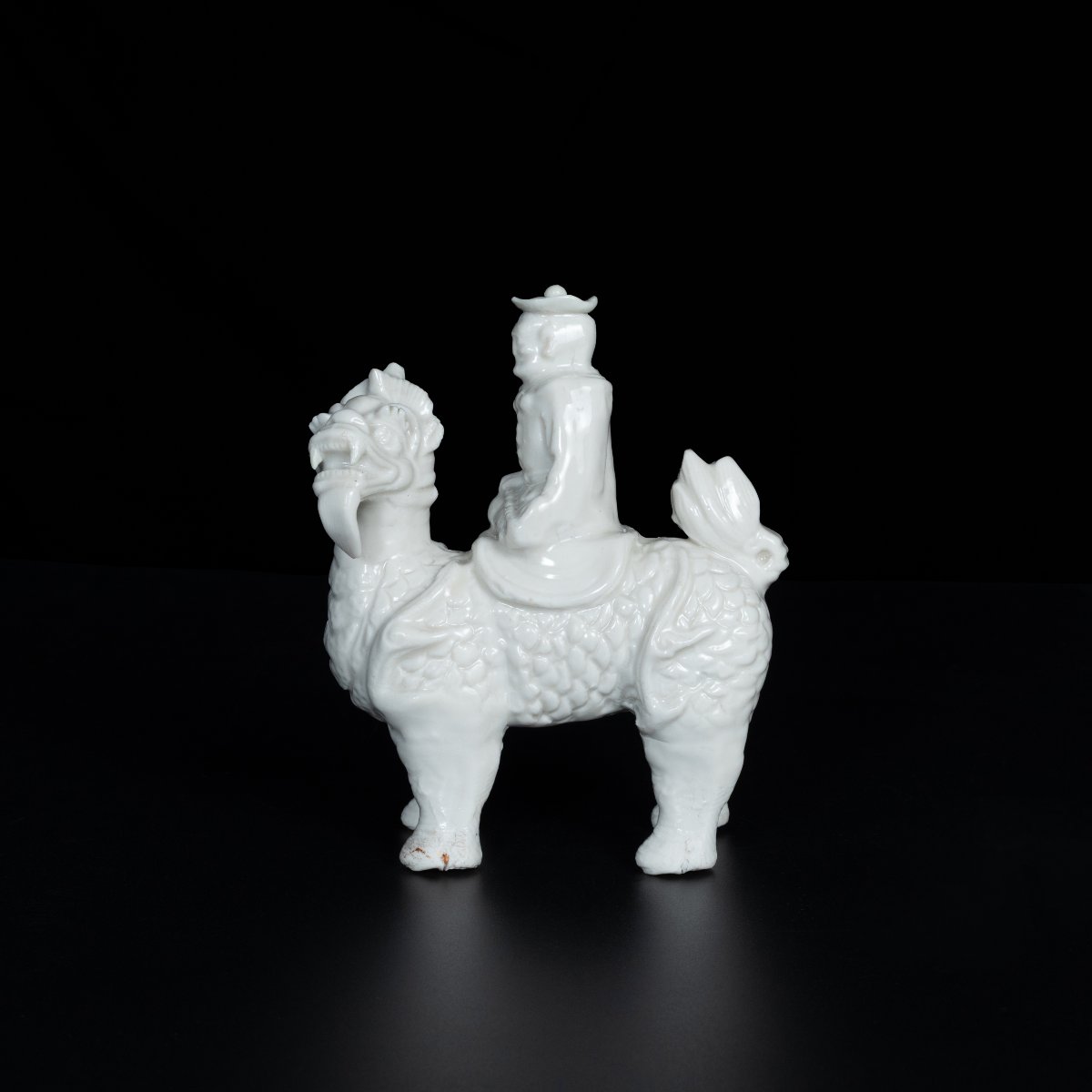 Figure en blanc de chine d’un européen sur un Qilin - Chine XVIIe Période Kangxi
