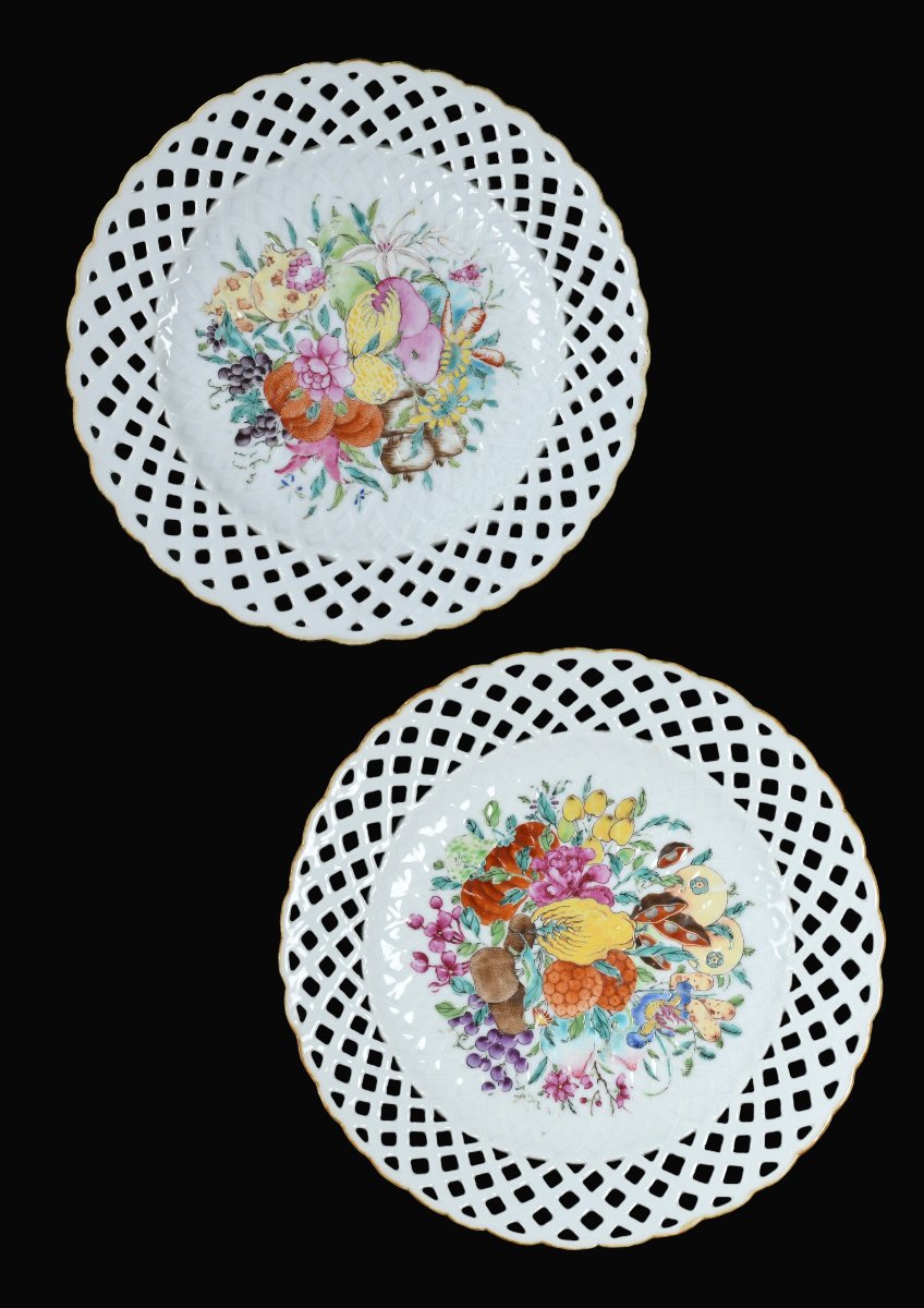 Deux d’assiettes ajourées à décor abondant de végétaux - Chine XVIIIe Période Qianlong