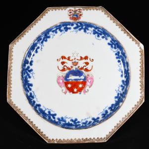 Assiette Octogonale En Porcelaine Armoriée - Chine XVIIIE Periode Qianlong