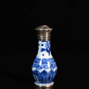 Flacon En Porcelaine à Décor Bleu Et Blanc De Frises  - Chine XVIIIe Période Kangxi