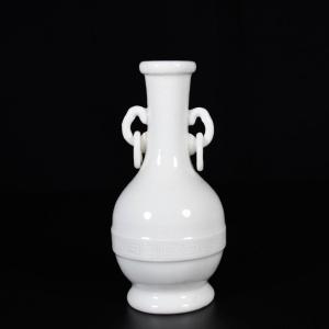 Vase En Porcelaine « Blanc De Chine » à Anses Et Anneaux Mobiles - Chine Période XVIIIe Kangxi 