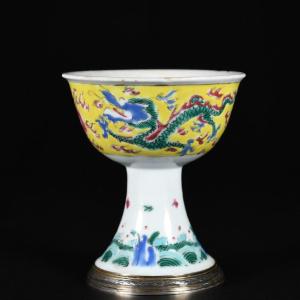 Coupe Sur Pied Aux émaux De La Famille Rose à Décor De Dragons - Chine XVIIIe Période Yongzheng